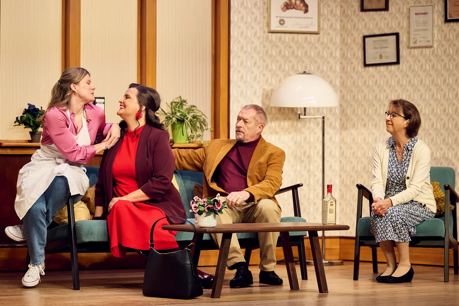 EIN MANN MIT CHARAKTER Komödie von Wilfried Wroost Bearbeitung von Axel Preuß, Schwäbisch von Monika Hirschle Spielzeit 2024/2025 / Premiere: 22.11.2024 v. links: Lena Mall, Amelie…