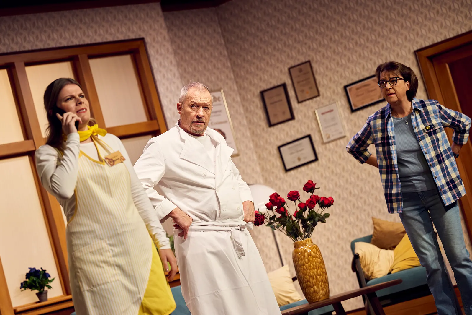 EIN MANN MIT CHARAKTER Komödie von Wilfried Wroost Bearbeitung von Axel Preuß, Schwäbisch von Monika Hirschle Spielzeit 2024/2025 / Premiere: 22.11.2024 v. links: Lena Mall, Reinho…