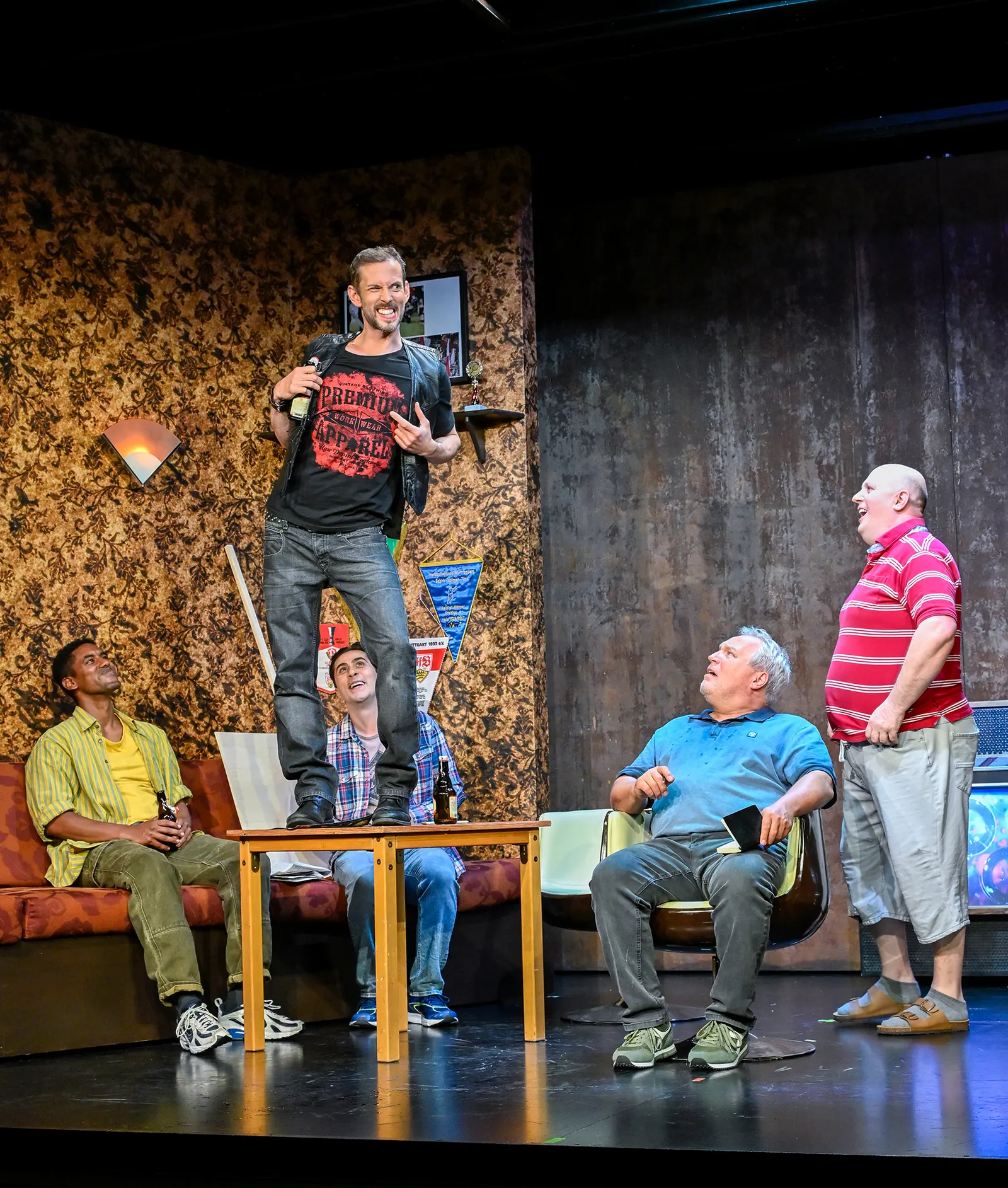 LADIES NIGHT Komödie von Stephen Sinclair und Anthony McCarten Spielzeit 2024/2025 / Premiere: 16.5.2025 v. links: Aron Keleta, Irfan Kars, Gideon Rapp, Andreas Klaue, Ambrogio Vin…