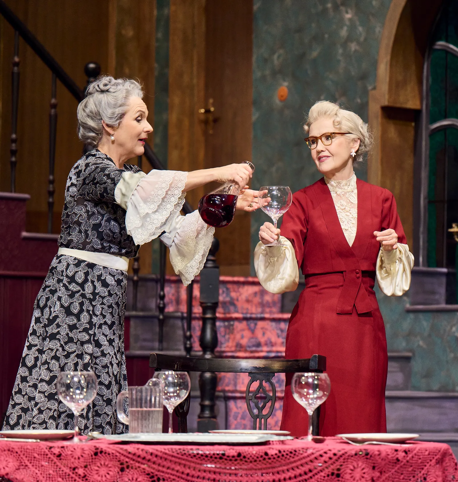 ARSEN UND SPITZENHÄUBCHEN Komödie von Joseph Kesselring Spielzeit 2023/2024 / Premiere: 8.12.2023 v. links: Annette Mayer, Bettina Franke Foto: Martin Sigmund