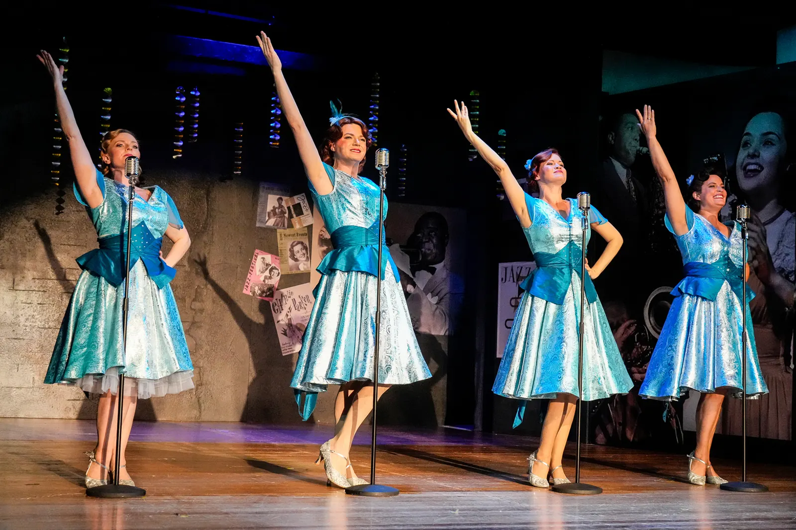 DAS FRÄULEIN WUNDER Musikalische Komödie von Murat Yeginer Spielzeit 2023/2024 / Premiere: 22.9.2023 v. links: Diana Gantner, Martin Mulders, Sorina Kiefer, Amelie Sturm Foto: Tobi…