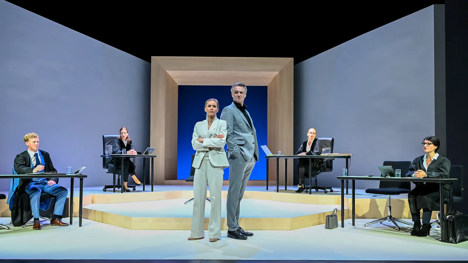 SIE SAGT. ER SAGT. Theaterstück von Ferdinand von Schirach Deutsche Erstaufführung Spielzeit 2024/2025 / Premiere: 13.6.2025 Marius Hubel, Maja Müller, Sabine Fürst, Ralf Stech, St…